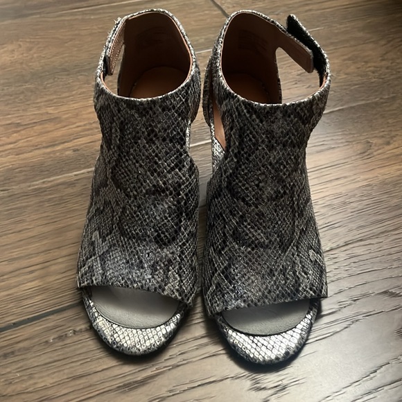 Gentle Souls by Kenneth Cole size 7.5 gray snake print wedge heel shoes - Picture 5 of 6